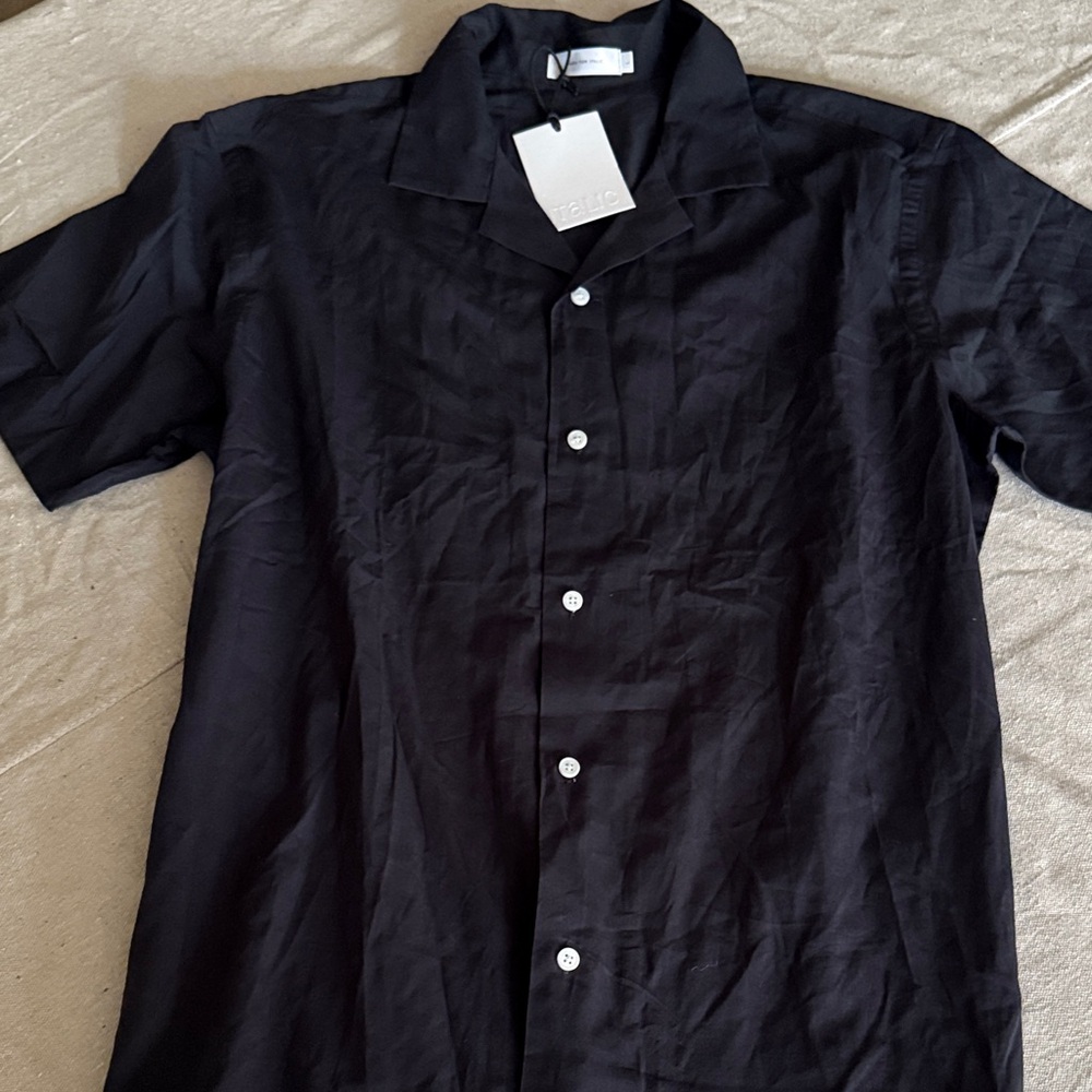 Italic Black Collared Shirt